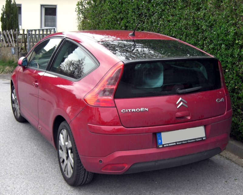 Illustration for article titled Horizontally-split rear windows on non-hybrids (photo heavy, content warning: Azteks, Murano CrossCab)